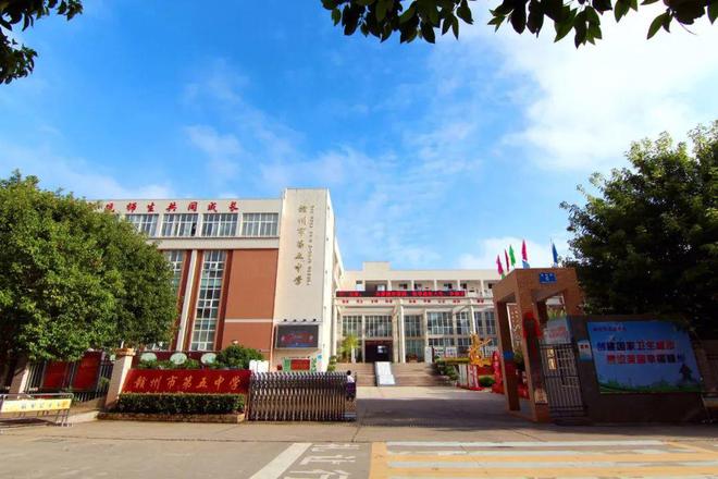 州万达旁7字头起带装修的楼盘能买吗？J9真人游戏第一品牌优缺点详解！赣(图2)